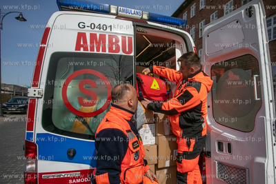 Karetka pogotowia i bus wypełniony sprzętem medycznym...