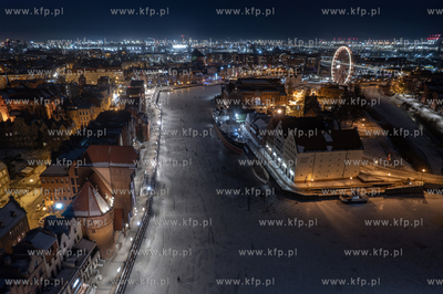 Wieczorne spacery po skutej lodem Motławie w Gdańsku....