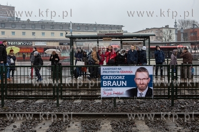 Gdańsk, przystanek tramwajowy przy Dworcu PKP Plakat...