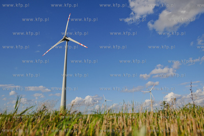 Potegowo k. Slupska. Farma wiatrowa przy drodze krajowej...