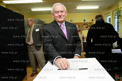 Gdynia. Wybory parlamentarne. Glosuje lech Leszek Miller...