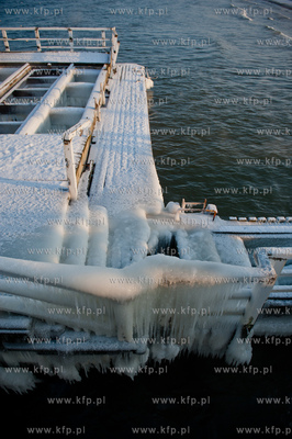 Gdansk. Mrozne popoludnie na plazy w Brzeznie. Niskie...