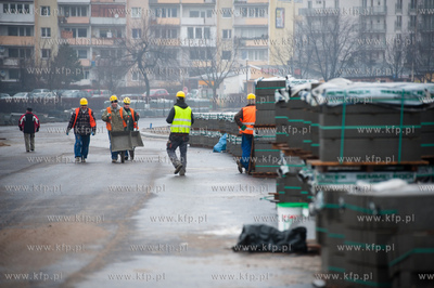 Gdansk. Montaz kolejnych czesci wiaduktu nad torami...