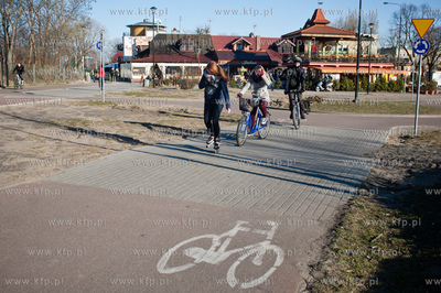 Gdansk. Milosnicy rolek na sciezce rowerowej w Brzeznie.
06.04.2012
fot....