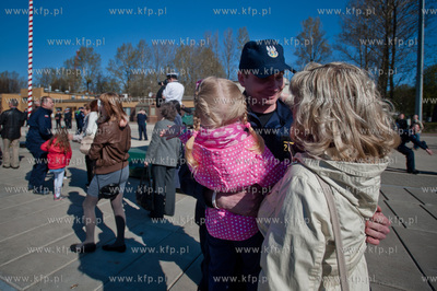 Gdynia. Oksywie. Port Marynarki Wojennej. Powrot niszczyciela...