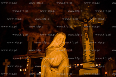 Gdansk. Cmentarz komunalny Sw. Franciszka. Swieto Zmarlych....