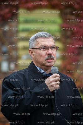Gdynia. Pikieta zwiazkowcow NSZZ Solidarnosc przed...
