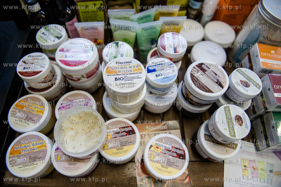 Gdansk. Hala postoczniowa przy ul. Doki 1. BioBazar...