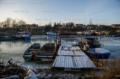 Skuty lodem port rybacki w Swibnie na wyspie Sobieszewskiej.
05.01.2016
fot....