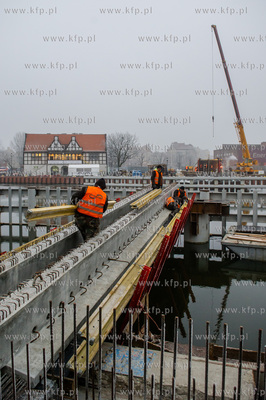 Gdańsk. Budowa zwodzonej kładki na wyspę Ołowianka....