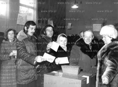Wybory do sejmu PRL. 03.1976 Fot. Zbigniew Kosycarz...