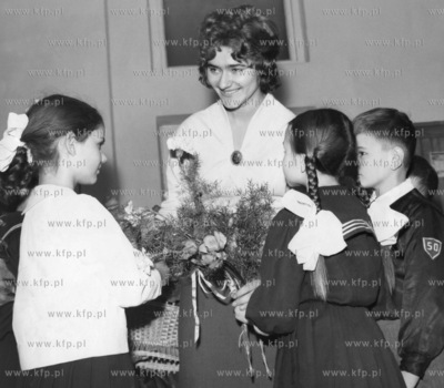 Kwiaty dla wychowawczyni z okazji Dnia Kobiet od uczniow...