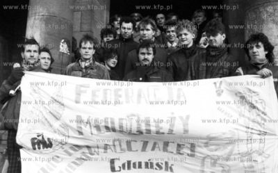 Manifestacja Federacji Mlodziezy Walczacej pod budynkiem...