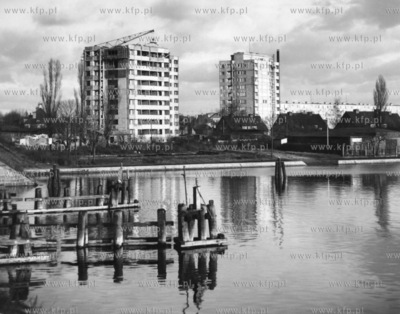 Gdansk Przerobka nad Martwa Wisla. Budowa nowych wiezowcow...