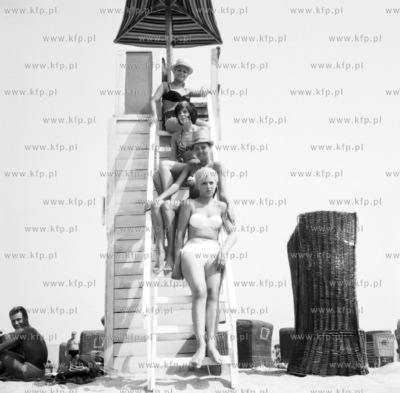 Kobiety na drabince do buski ratownika na plazy w Sopocie....