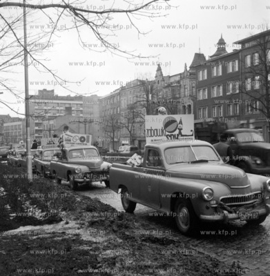 Kolumna samochodow,taksowek bagazowych marki Warszawa...