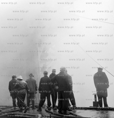 Pozar ropy rozlanej na powiechrzni basenu stoczniowego...