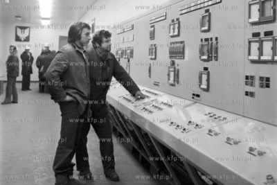 Jerzy Janukowicz i Ryszard Mazurek przy panelu sterowniczym...