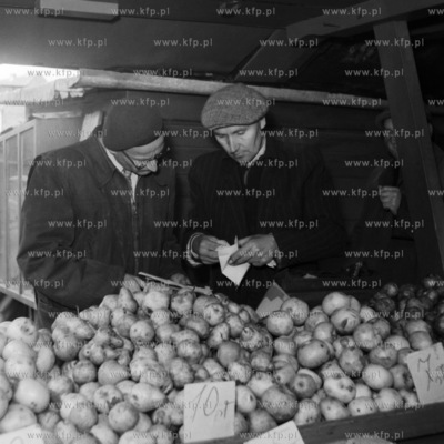 Kontrola na stoisku z warzywami. ( lata60 )
1965
0006185z_gdynia
Fot....