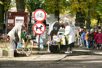 Przygotowania do Wszystkich Swietych na cmentarzu parafialnym...