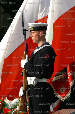 Zlozenie kwiatow i wiencow na plycie Marynarza Polskiego...