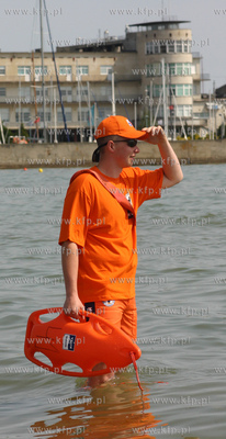 Ratownik pilnujacy plazowiczow kapiocych sie w morzu...