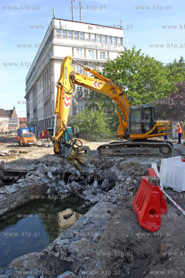Remont ulicy Podwale Grodzkie w Gdansku. Na drugim...