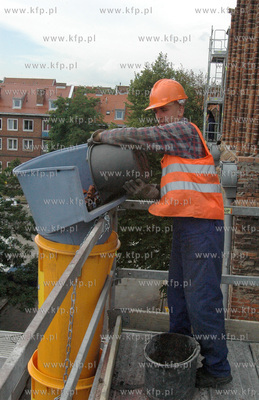 Odbudowa kosciola Sw. Katarzyny w Gdansku. Nz. Robotnicy...