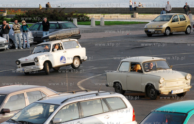 Niebezpieczne wyscigi urzadzili sobie posrod samochodow...