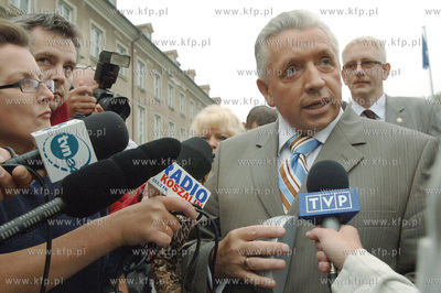 Koszalin. Prokuratura. Andrzej Lepper w drodze ne przesluchanie...