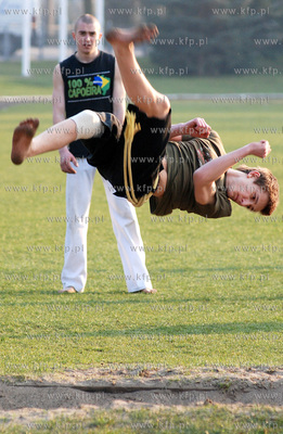 Rumia. Grupa nastolatkow trenujaca kapuere na stadionie...