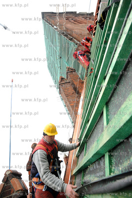 Kosciol sw. Katarzyny, Gdansk. Prace dekarskie na dachu...