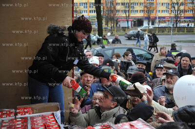 Szczecin. Hodowcy bydla przed jednym ze szczecinskich...