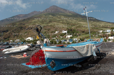 Wlochy, Wyspy Eolskie (Liparyjskie). nz. wulkan Stromboli.
1.08.2009...