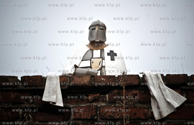 Kujawsko Pomorskie, miasto Torun. Rycerz na ulicy Podmurnej....