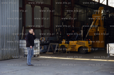 Ustka. Nieznany przedmiot spadl na teren fabryki Hydro-Naval...