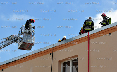Gdynia - Obluze. Pozar dachu jednego z blokow na ul....