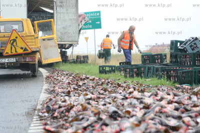 Przy wyjezdzie z obwodnicy Chojnic z tira wypadlo ......