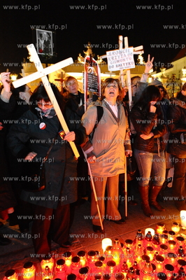 Warszawa. Pol roku po katastrofie w Smolensku pod Palacem...