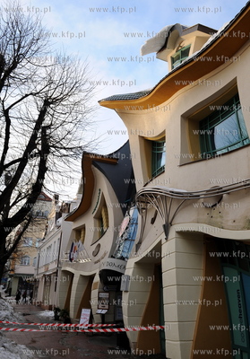 Sopot. Niebezpieczny nawis sniezny na dachu Krzywego...