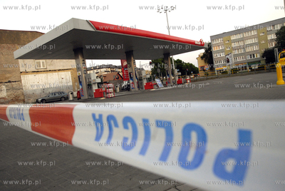 Slupsk. Seat Ibiza uderzyl w dystrybutor na stacji...