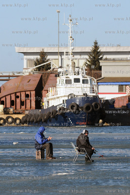 Wedkarze podlodowi lowia ryby w przereblach w okolicy...