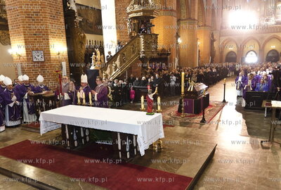 Bazylika katedralna w Pelplinie. Uroczystości pogrzebowe...