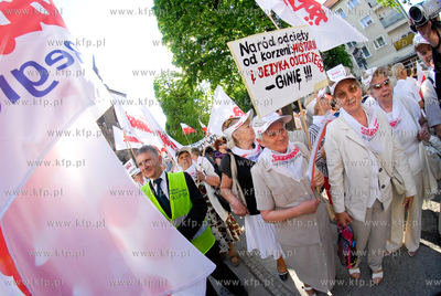 Slupsk. Manifestacja w obronie TV Trwam. Wzielo udzial...
