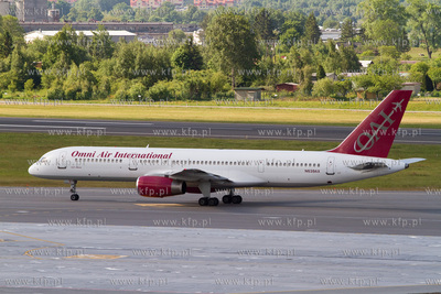 Gdansk, Rebiechowo. Nz. Boeing 757-28A Omni Air International....