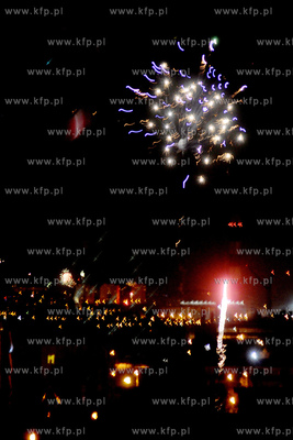 Mieszkancy Gdyni i Rumi witaja Nowy Rok 2013 fajerwerkami...