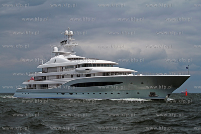 W gdanskim porcie, przy nabrzezu Obroncow Westerplatte,...