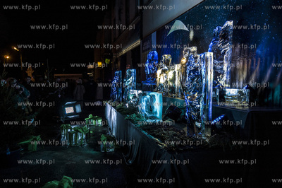 Przed Galeria Sztuki Warzywniak w Gdansku Oliwie, stanela...