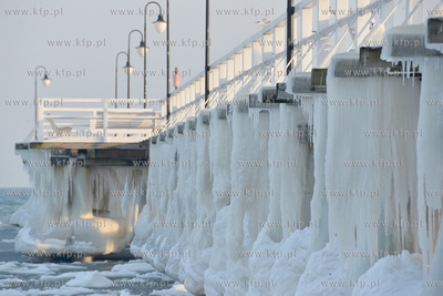 Gdynia Orlowo w zimowej szacie. Oblodzone filary orlowskiego...