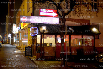 Gdynia. Centrum miasta wieczorowa pora. Nz. Ulica 10...